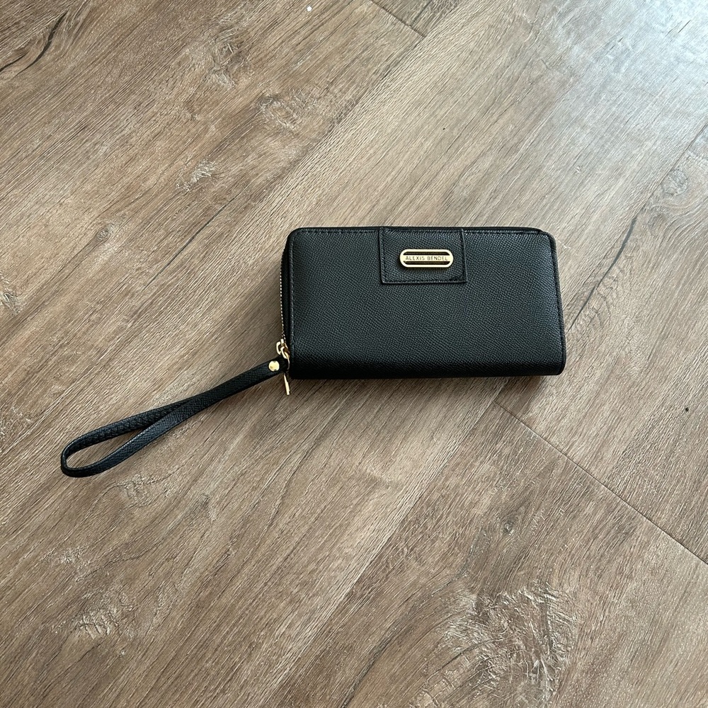 NWOT Alexis Bendel Black Wristlet with Gold Accents